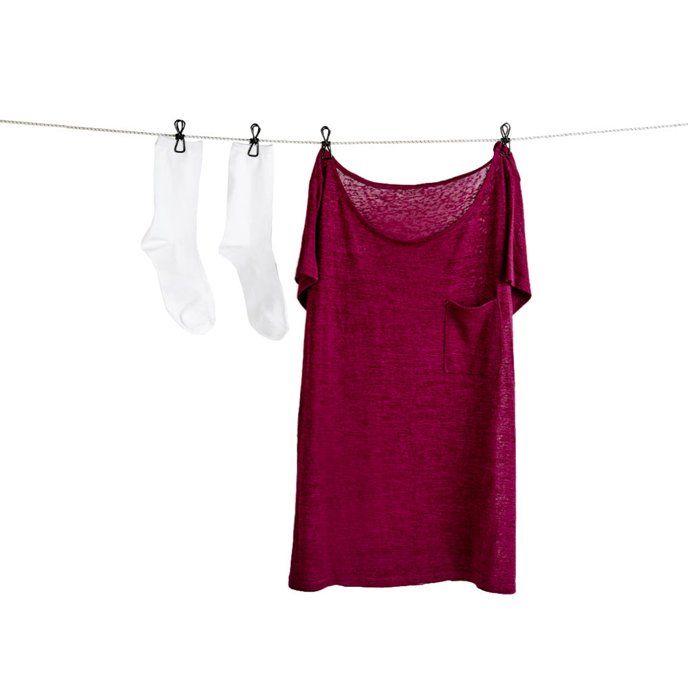 Travel clothesline with pegs
